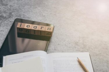 通信教育とは?eラーニングとの違い、人材育成への活用を解説