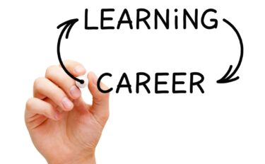 リカレント教育とは？社員の学び直しを企業戦略に！事例と助成金解説