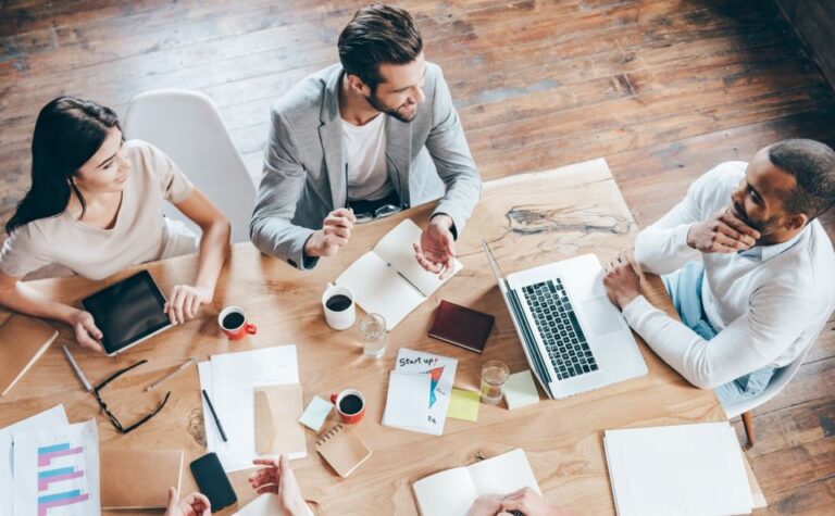 ピアラーニングを人材育成に　「教えない」教育のやり方とメリット