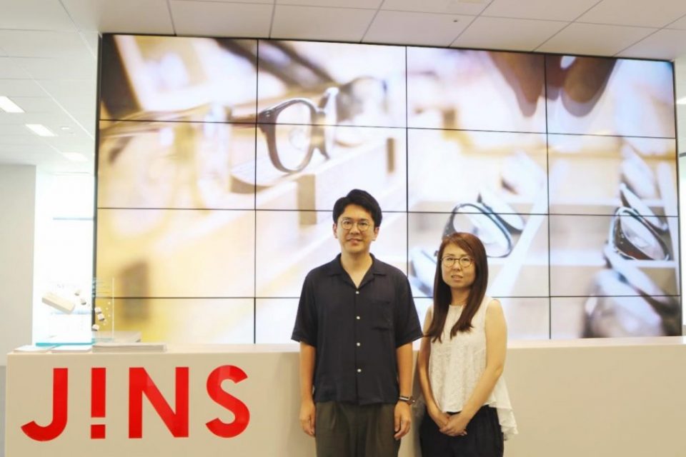 〔株式会社ジンズ〕<br>企業の急成長を支える店舗スタッフ教育とは? LMSを活用した仕組みを構築しCS向上を実現